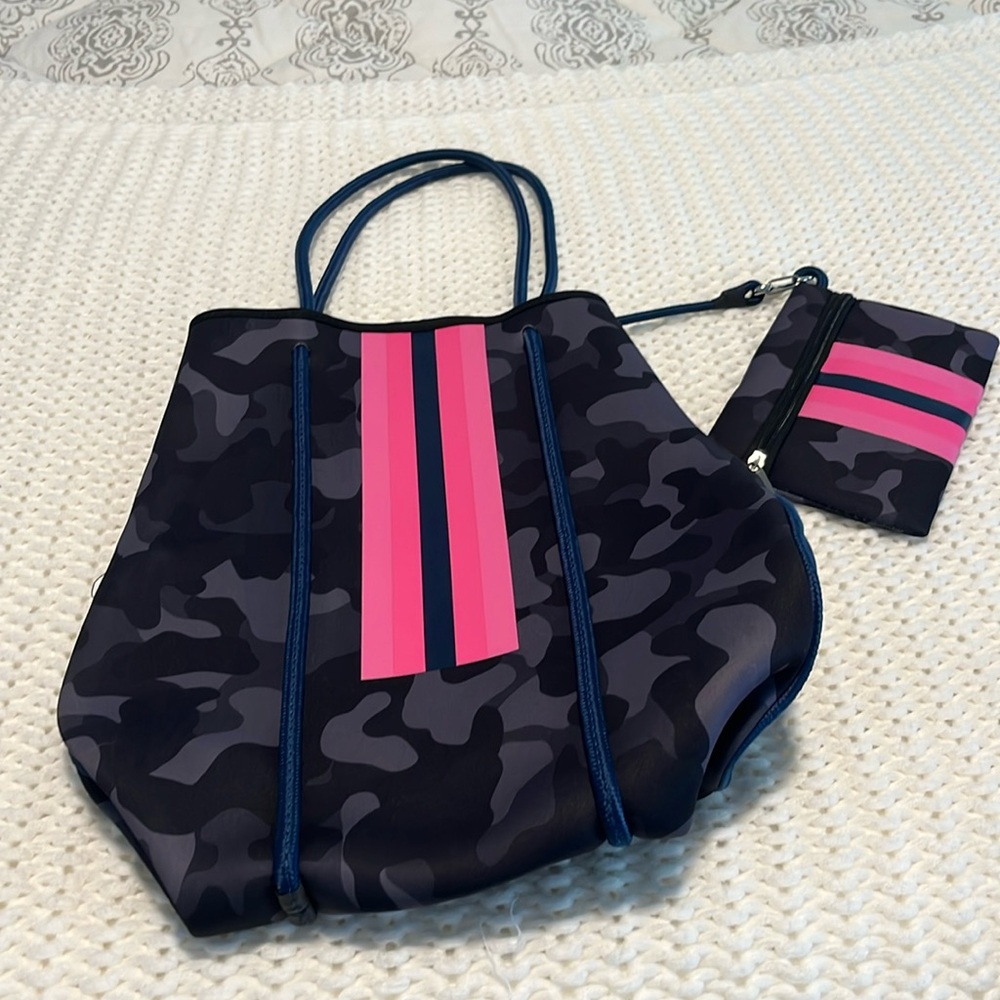 Camouflage bag with pink stripe neoprene.